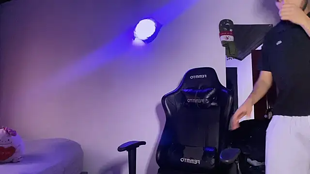 Snapshot of 3v1l chatting on December 1, 2025, 8:21 pm 3v1l online show from December 1, 2025, 8:21 pm