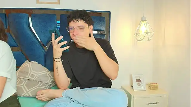 Zoe And Dylan  online show from February 25, 2026, 12:38 pm