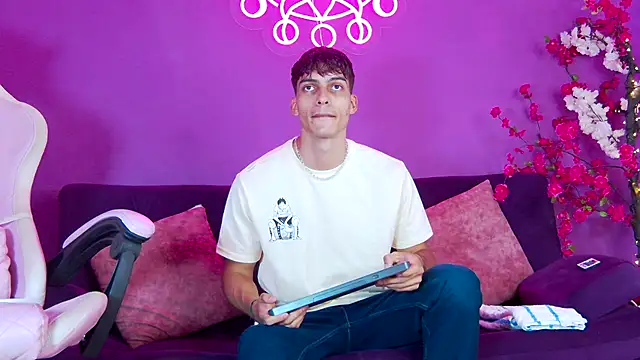 Snapshot of AlessioVitale chatting on November 24, 2025, 12:16 pm AlessioVitale online show from November 24, 2025, 12:16 pm