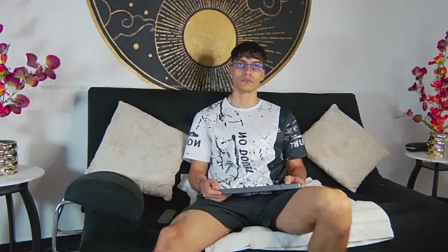 Snapshot of AlessioVitale chatting on January 12, 2026, 12:12 pm AlessioVitale online show from January 12, 2026, 12:12 pm