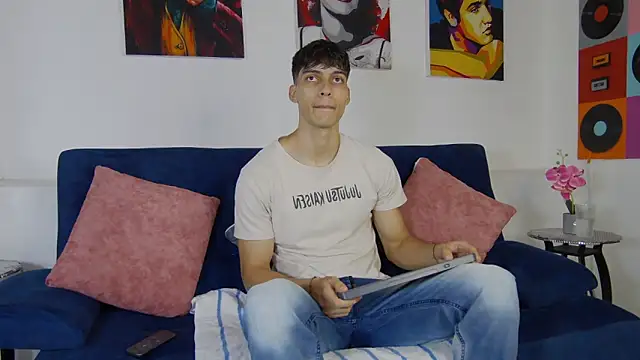 Snapshot of AlessioVitale chatting on November 20, 2025, 12:17 pm AlessioVitale online show from November 20, 2025, 12:17 pm