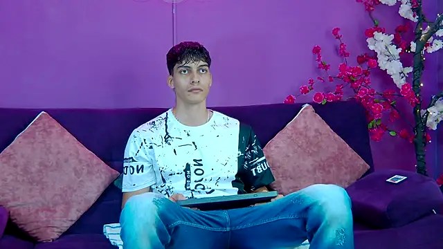 Snapshot of AlessioVitale chatting on November 30, 2025, 1:34 pm AlessioVitale online show from November 30, 2025, 1:34 pm