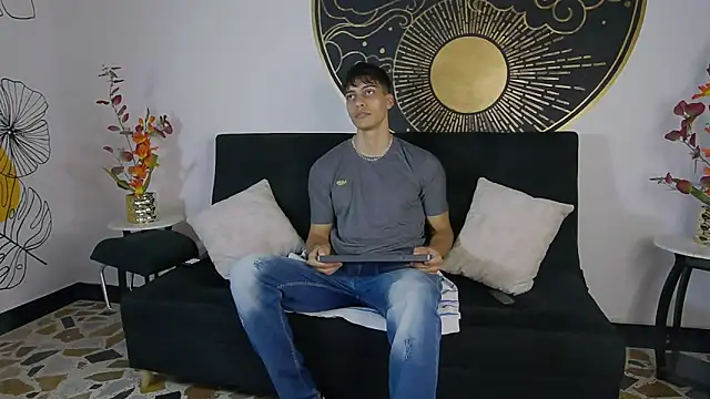 Snapshot of AlessioVitale chatting on November 10, 2025, 12:32 pm AlessioVitale online show from November 10, 2025, 12:32 pm