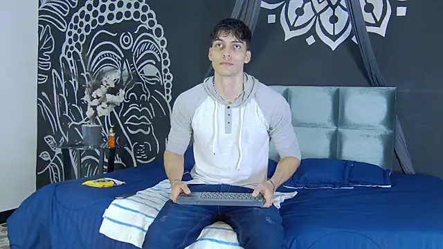 Snapshot of AlessioVitale chatting on December 15, 2025, 12:00 pm AlessioVitale online show from December 15, 2025, 12:00 pm