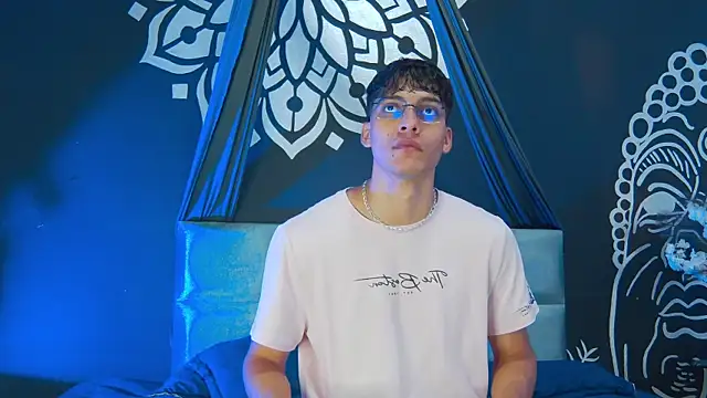 Snapshot of AlessioVitale chatting on January 10, 2026, 12:22 pm AlessioVitale online show from January 10, 2026, 12:22 pm