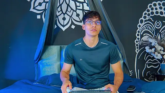 Snapshot of AlessioVitale chatting on December 21, 2025, 1:24 pm AlessioVitale online show from December 21, 2025, 1:24 pm