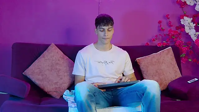 Snapshot of AlessioVitale chatting on November 27, 2025, 12:16 pm AlessioVitale online show from November 27, 2025, 12:16 pm