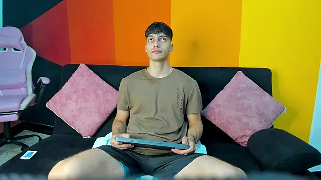 Snapshot of AlessioVitale chatting on December 4, 2025, 12:04 pm AlessioVitale online show from December 4, 2025, 12:04 pm