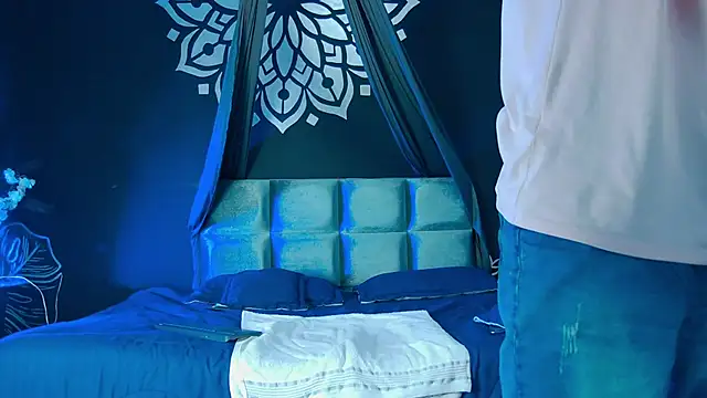 Snapshot of AlessioVitale chatting on December 22, 2025, 12:05 pm AlessioVitale online show from December 22, 2025, 12:05 pm