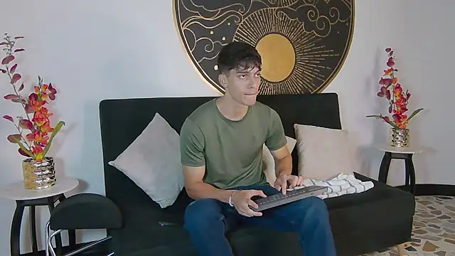 Snapshot of AlessioVitale chatting on November 12, 2025, 12:31 pm AlessioVitale online show from November 12, 2025, 12:31 pm