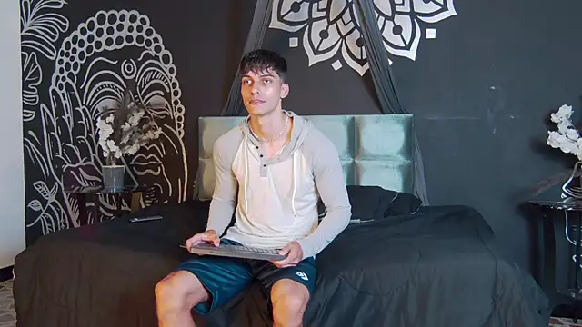 Snapshot of AlessioVitale chatting on November 6, 2025, 12:42 pm AlessioVitale online show from November 6, 2025, 12:42 pm