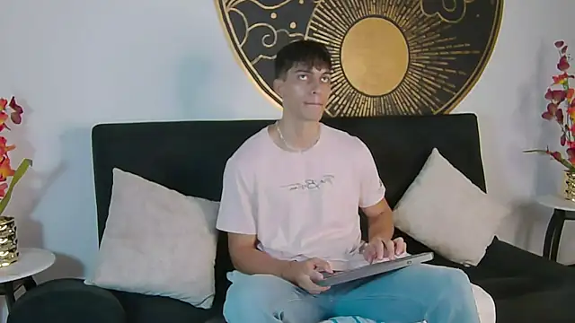 Snapshot of AlessioVitale chatting on November 13, 2025, 12:09 pm AlessioVitale online show from November 13, 2025, 12:09 pm