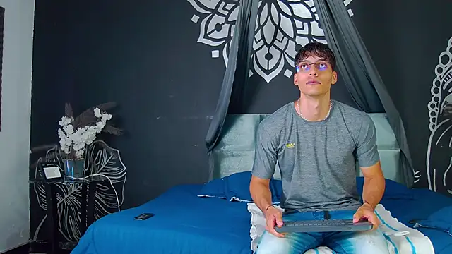 Snapshot of AlessioVitale chatting on December 20, 2025, 11:57 am AlessioVitale online show from December 20, 2025, 11:57 am