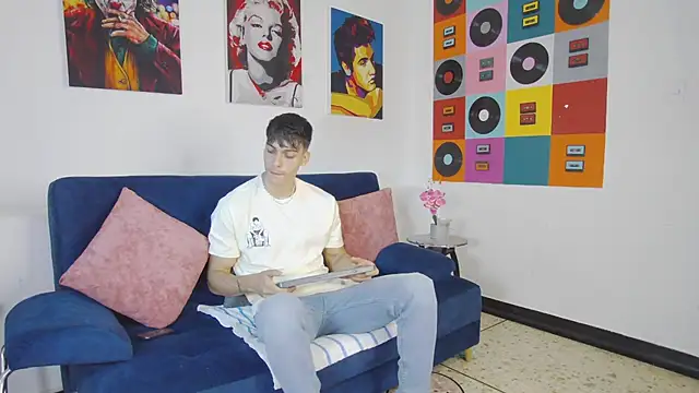 Snapshot of AlessioVitale chatting on November 21, 2025, 12:15 pm AlessioVitale online show from November 21, 2025, 12:15 pm