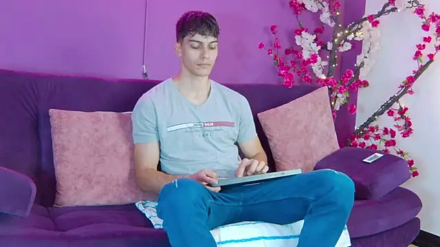 Snapshot of AlessioVitale chatting on November 26, 2025, 12:16 pm AlessioVitale online show from November 26, 2025, 12:16 pm