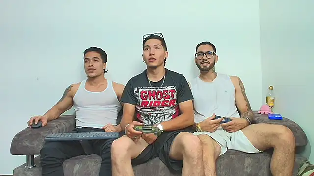 Snapshot of thebadboys05 chatting on November 23, 2025, 4:11 am thebadboys05 online show from November 23, 2025, 4:11 am