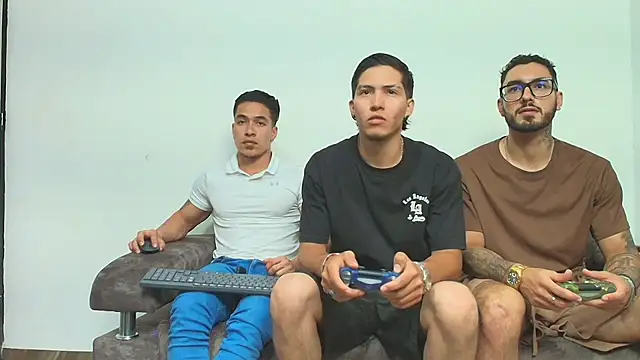 Snapshot of thebadboys05 chatting on December 2, 2025, 2:56 am thebadboys05 online show from December 2, 2025, 2:56 am