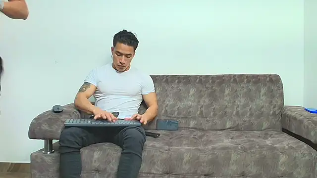 Snapshot of thebadboys05 chatting on December 20, 2025, 4:37 am thebadboys05 online show from December 20, 2025, 4:37 am