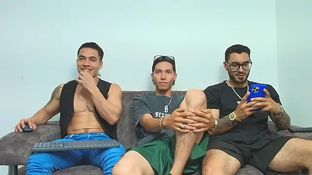 Snapshot of thebadboys05 chatting on December 18, 2025, 3:55 am thebadboys05 online show from December 18, 2025, 3:55 am