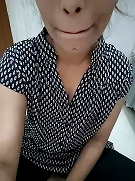 vijaylaxmi69 online show from November 3, 2025, 4:21 pm