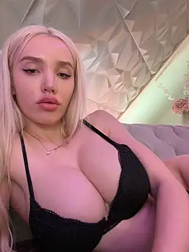 Snapshot of Lana-Grey chatting on April 8, 2026, 9:38 pm Lana-Grey online show from April 8, 2026, 9:38 pm