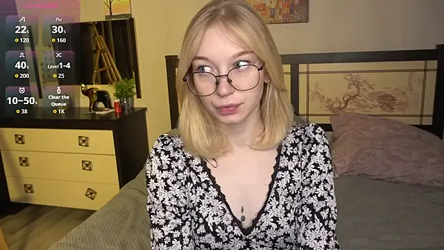 ShanelTunon online show from November 7, 2025, 8:02 pm