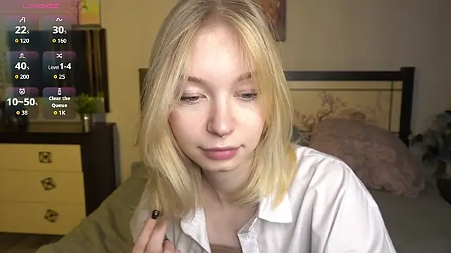 ShanelTunon online show from November 15, 2025, 8:13 pm