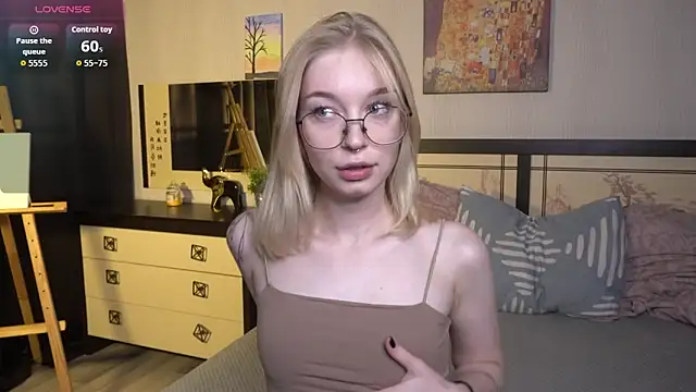 ShanelTunon online show from November 5, 2025, 7:17 pm