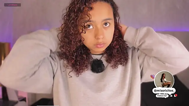 Snapshot of LaraCurls chatting on November 21, 2025, 11:53 am LaraCurls online show from November 21, 2025, 11:53 am