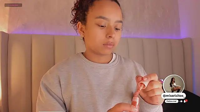 Snapshot of LaraCurls chatting on December 3, 2025, 11:53 am LaraCurls online show from December 3, 2025, 11:53 am