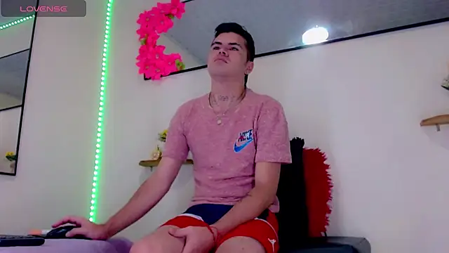 Sebastian Loaiza online show from December 15, 2025, 1:06 pm