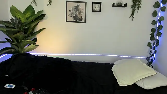 Snapshot of Evelyn_R_ chatting on December 14, 2025, 2:00 pm Evelyn R online show from December 14, 2025, 2:00 pm