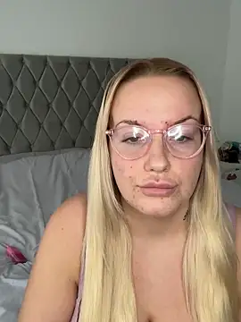 Snapshot of LeahLovexx chatting on November 6, 2025, 11:25 am LeahLovexx online show from November 6, 2025, 11:25 am