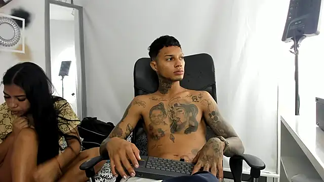 YuleimysAndAlex online show from November 23, 2025, 3:05 am