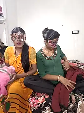 Snapshot of Real-Family chatting on December 16, 2025, 5:06 pm Real-Family online show from December 16, 2025, 5:06 pm