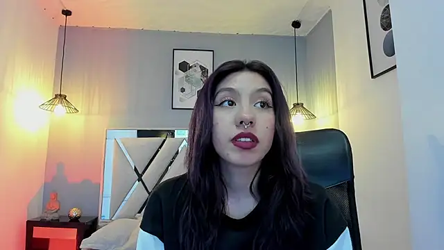 zoe-moreau online show from February 19, 2026, 7:55 pm