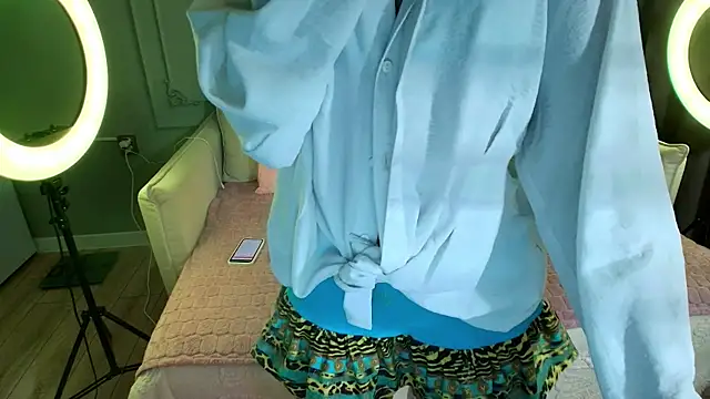 lihnpham online show from December 21, 2025, 3:30 am