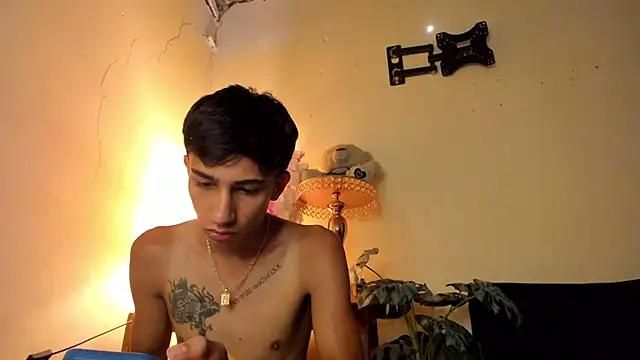 Snapshot of lucian_davii chatting on December 16, 2025, 2:32 pm lucian davii online show from December 16, 2025, 2:32 pm