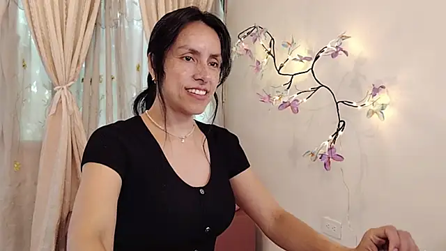 Snapshot of Bella_Exhibition chatting on May 14, 2026, 7:11 pm Bella Exhibition online show from May 14, 2026, 7:11 pm