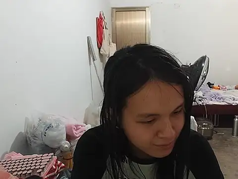 Snapshot of RebelAura chatting on June 7, 2026, 4:12 pm RebelAura online show from June 7, 2026, 4:12 pm