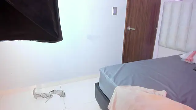 Isabella Crofts online show from November 6, 2025, 2:59 am