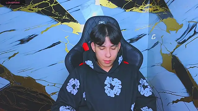 Snapshot of Suarezz10_ chatting on November 6, 2025, 11:47 am Suarezz10 online show from November 6, 2025, 11:47 am