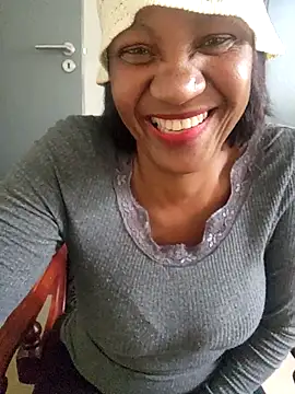 Snapshot of Mommy_Sienna chatting on April 29, 2026, 2:43 pm Mommy Sienna online show from April 29, 2026, 2:43 pm