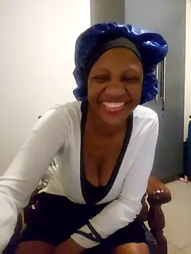Snapshot of Mommy_Sienna chatting on May 10, 2026, 9:27 pm Mommy Sienna online show from May 10, 2026, 9:27 pm