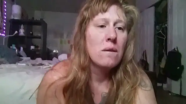 Snapshot of Redriddinghood8 chatting on November 16, 2025, 6:01 pm Redriddinghood8 online show from November 16, 2025, 6:01 pm