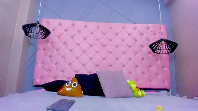 Mia Horney online show from November 28, 2025, 2:06 pm