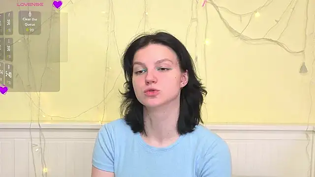 LatinaHuguenin online show from December 15, 2025, 7:03 am