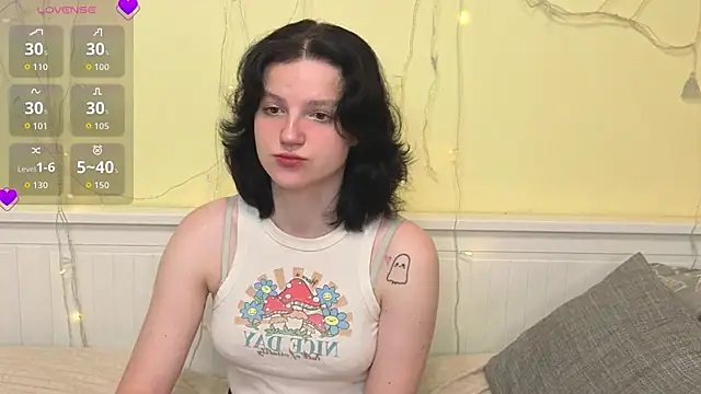 LatinaHuguenin online show from December 16, 2025, 7:12 am