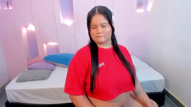 Snapshot of SaraVixen8 chatting on December 18, 2025, 11:47 am SaraVixen8 online show from December 18, 2025, 11:47 am