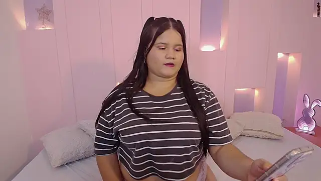 Snapshot of SaraVixen8 chatting on November 26, 2025, 9:15 pm SaraVixen8 online show from November 26, 2025, 9:15 pm